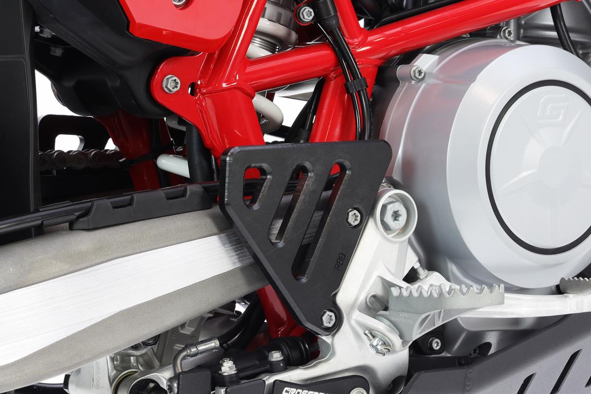 Levně CROSSPRO kryty kyvného ramene GASGAS ES 700 22-23, HUSQVARNA 701 ENDURO 22-23, KTM 690 ENDURO R 19-24 barva černá (CROSSPRO kryty kyvného ramene)
