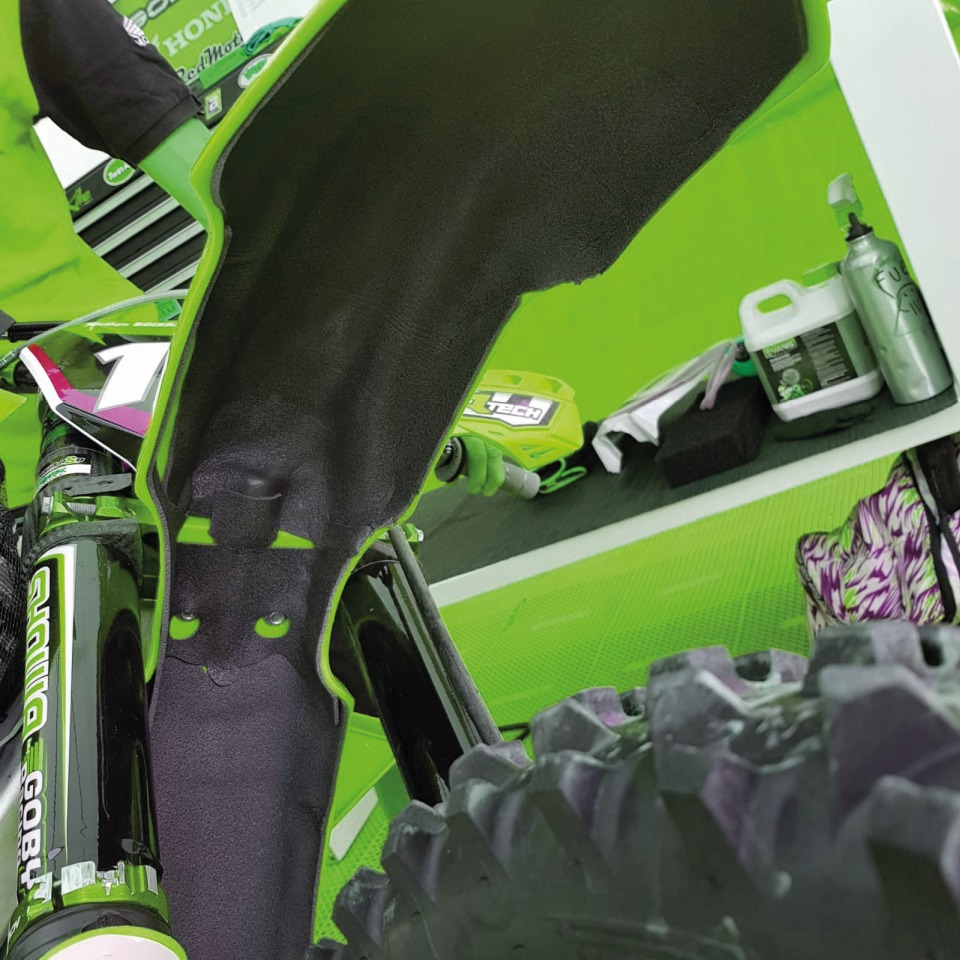 BLACKBIRD dýha proti blátu KAWASAKI KXF 250 17-20 (ANTI-MUD) (BLACKBIRD dýha proti blátu KAWASAKI KXF 250 17-20 (ANTI-MUD))