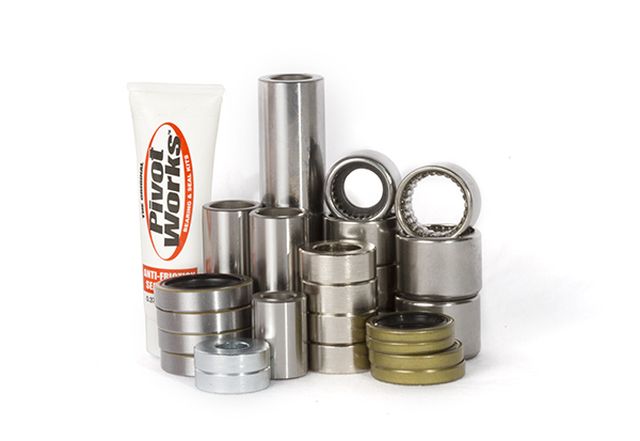 PIVOT WORKS opravná sada spojovacího kloubu kyvného ramene KTM SX 125/150/250 12-20, SXF 250/350/450 11-20, EXC 250/300 TPI 20-22, HUSVARNA FC/FE 250/350/450 14-22, TE 125 15-16, TE 250/300 14-20, (27-1180)