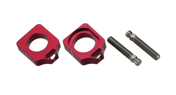 ACCEL napínák zadní osy se šroubem HONDA CRF 250 / 450 R 09-24 barva červená (komplet-2 kusy)
