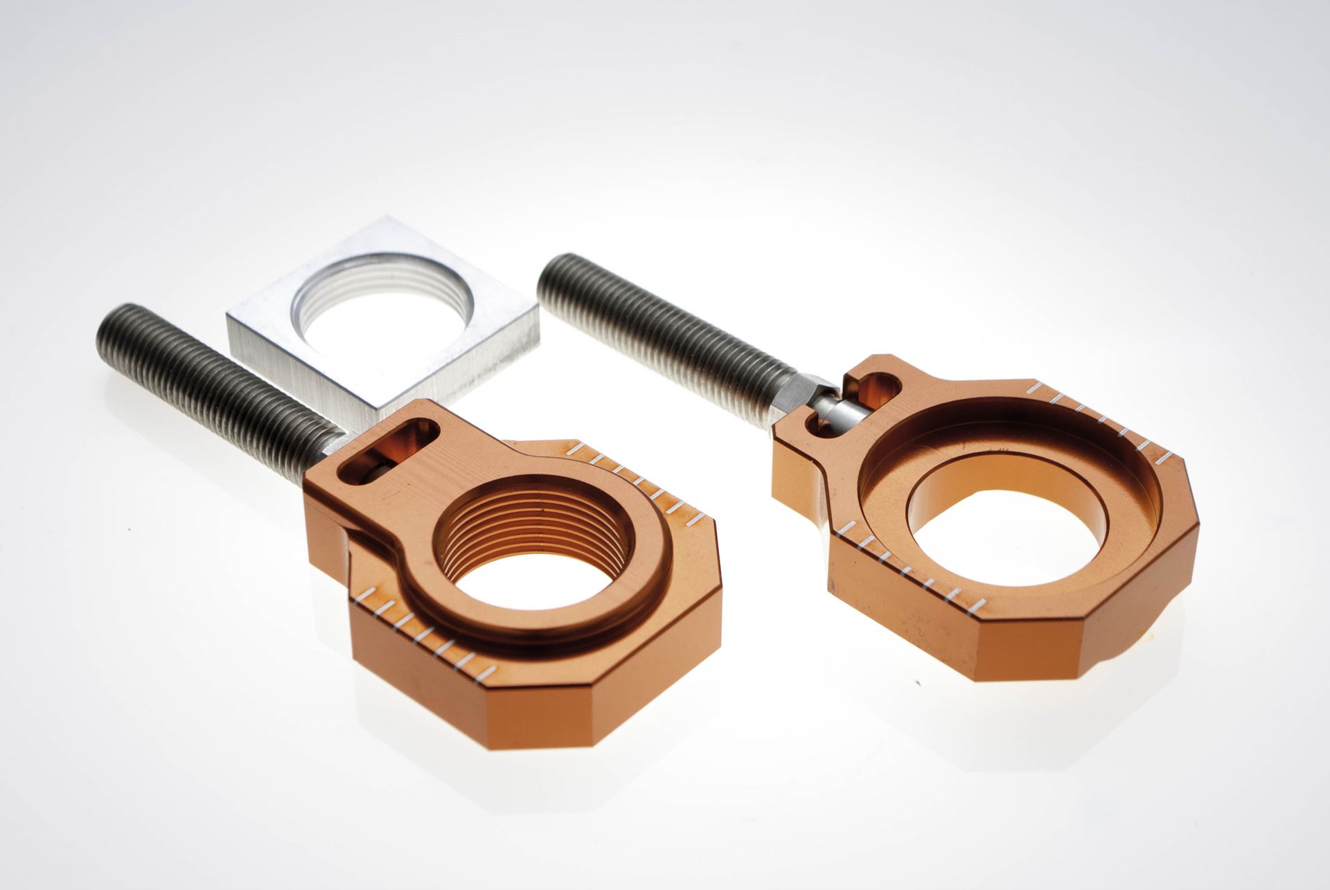 ACCEL napínák zadní osy se šroubem KTM SX/SXF 125-450 13-19, HUSQVARNA TC 125/250 / FC 250/350/450 15-18 (průměr 25mm) barva oranžová (komplet 2 kusy)