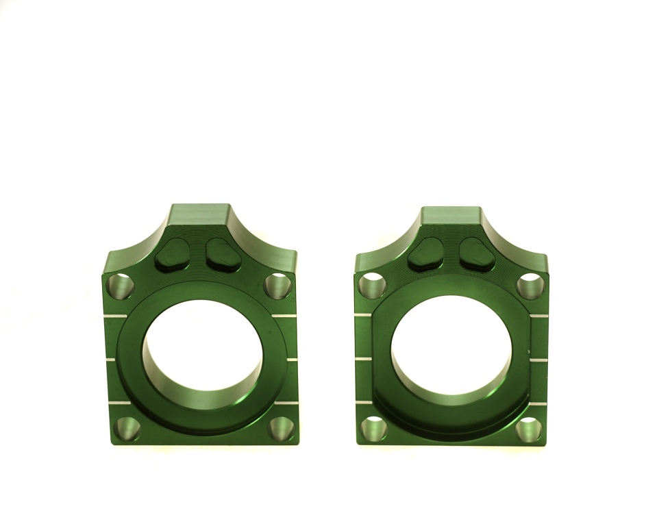 ACCEL napínák zadní osy se šroubem KAWASAKI KXF 250 17-18 barva zelená (komplet-2 kusy) -