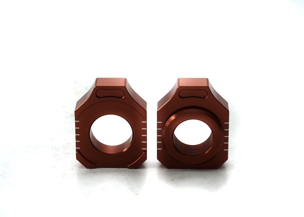 ACCEL napínák zadní osy se šroubem KTM SX 85 15-20, HUSQVARNA TC 85 15-20 barva oranžová (komplet-2 kusy) - (ACCEL napínák zadní osy se šroubem KTM)