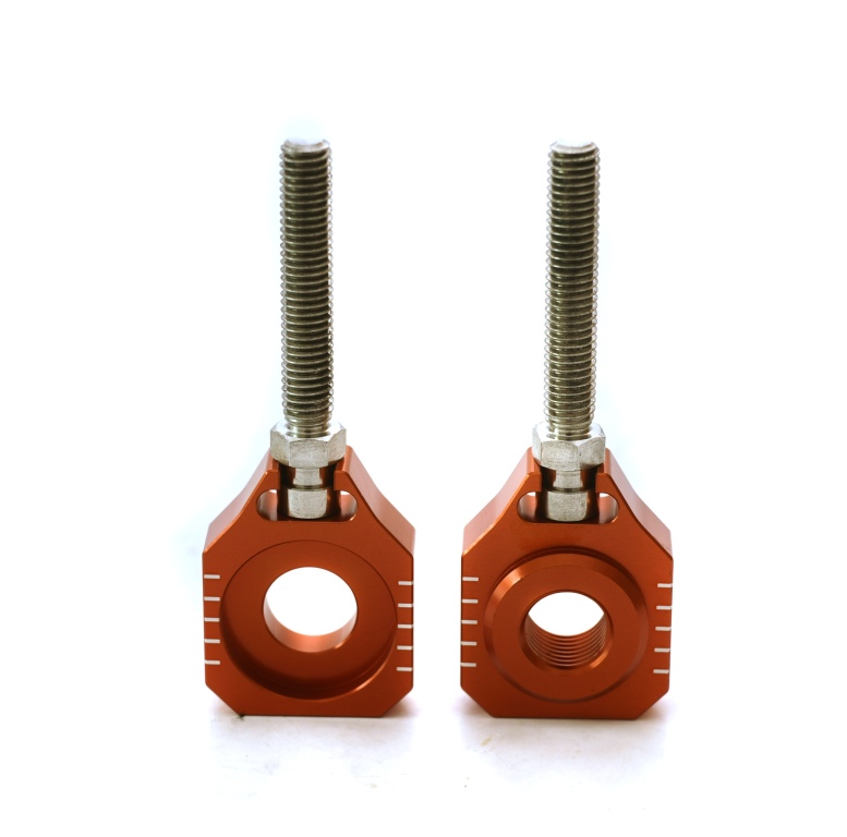 ACCEL napínák zadní osy se šroubem KTM SX 65 16-20, HUSQVARNA TC 65 17-20 barva oranžová (komplet-2 kusy) - (ACCEL napínák zadní osy se šroubem KTM)