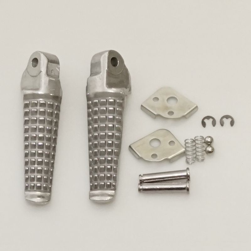 BIKETEC PARTS sada stupaček pasažéra kompletní s upevněním SUZUKI GSXR 600/750 96-05, GSXR 1000 01-04 barva stříbrná