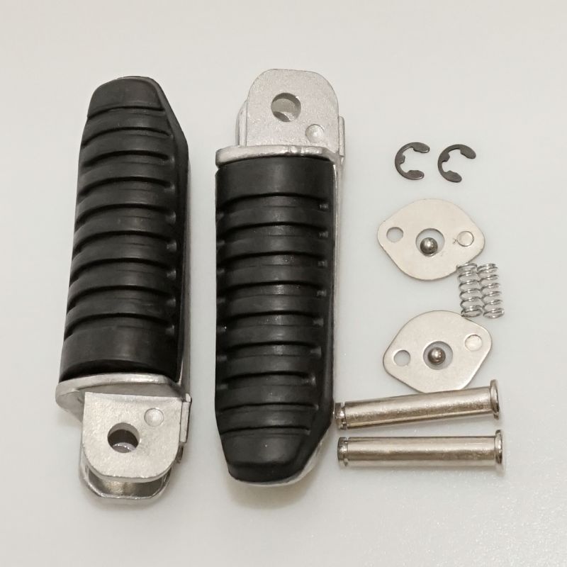 BIKETEC PARTS sada stupaček pasažéra kompletní s upevněním SUZUKI GSF/GSX 400 91-97, GSF 600/1200 96-00, GSXR 1100 89-98, GSX 750F 93-05, RF 600/900 93-98, (nahrazuje originál)