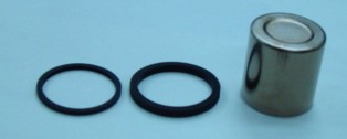TOURMAX pístek brzdového třmenu s těsnícími prvky KAWASAKI KX125/250 92-93, KLX250 93-96, SUZUKI RM 250 93-95 - zadní vyrobeno v Japonsku (TOURMAX)