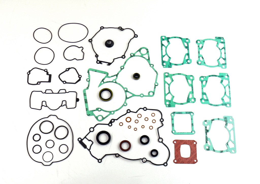 ATHENA kompletní sada těsnění včetně těsnění motoru KTM SX 125 16-22, SX 150 16-22, EXC 150 20-23, HUSQVARNA TC 125 16-22, TE 150 16-23, GAS GAS MC