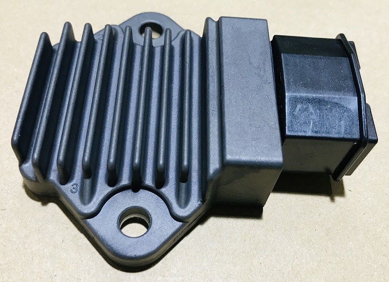 TOURMAX regulátor napětí HONDA NSR 125 93-01, XL 125V VARADERO 02-03, CB 500 94-02, CB 600F HORNET 98-01, CBR 600F 91-00, CBR 900RR 93-99, NT 650V DEAUVILLE 98-01, VT 750C 98-00,VTR 1000F 97-05, XL 1000V 99-00 vyrobeno v Japonsku