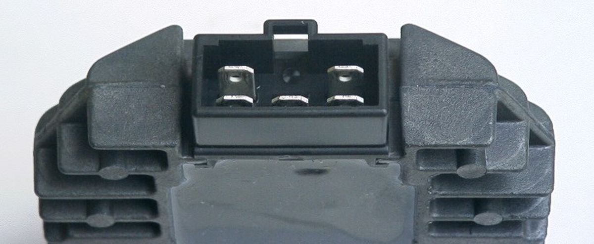 TOURMAX regulátor napětí YAMAHA YP 125R 10-11, YZF 125 08-09, YP 250 MAjeY 98-01, XP 500 T-MAX 01-03, FZR 600R 94-99, YZF 600R 95-07, YZF R6 99-02,