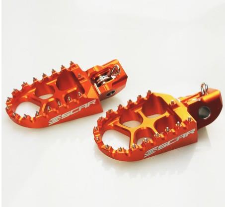 SCAR závodní stupačky řidiče hliníkové KTM SX/EXC 98-16, HUSQVARNA 14-16, GASGAS MC 50/65 21-24, SHERCO 08-25, BETA RR 05-19, HUSABERG 08-14 barva