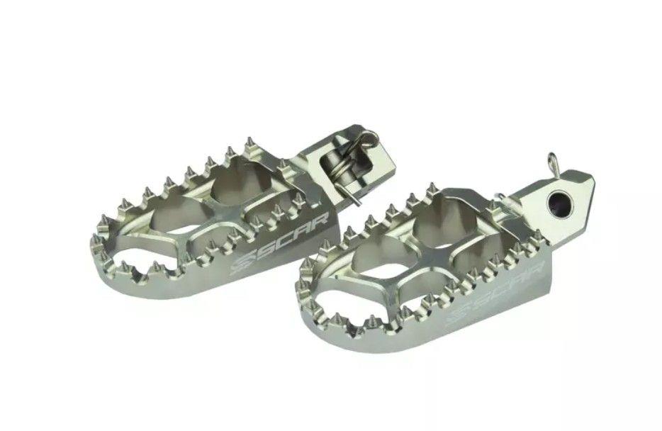 SCAR závodní stupačky řidiče hliníkové KTM SX/EXC 23-, HUSQVARNA 23-, GASGAS 24-, SHERCO 08-25, BETA RR 05-19, HUSABERG 08-14 barva titanová