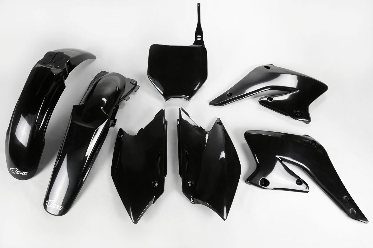 UFO kompletní sada plastů SUZUKI RMZ 250 04-06 barva černá (SU403E001)