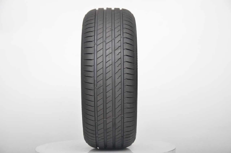 Dezén pneumatiky má tradiční vzhled s mírnou asymetrií a třemi výztužnými žebry. Příčné šikmé řezy na těchto žebrech vytvářejí určitou směrovost, která zajišťuje dobrý efekt při manévrech.