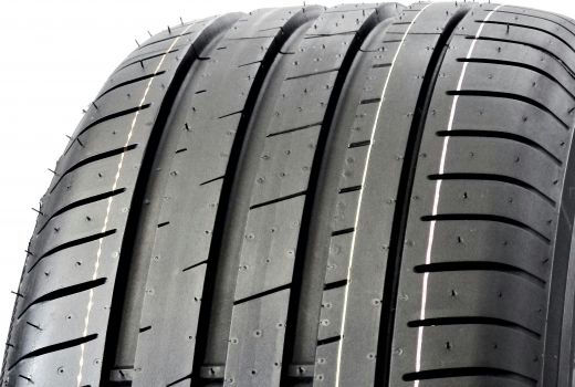 Robustní konstrukce pneumatiky rovnoměrně rozděluje tlak na vozovku a tím zlepšuje opotřebení a zkracuje brzdnou dráhu.