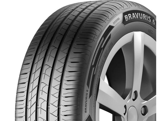 Vzorek pneumatiky zajišťuje okamžitý odvod vody i při menším prořezání dezénu. To v praxi znamená větší kontaktní plochu s vozovkou, která přináší lepší přilnavost na suchu a přesnější reakce při řízení.