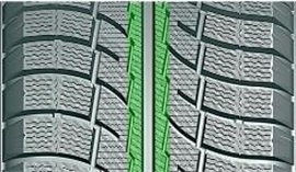 Vroubkovaná konstrukce souvislých bloků zvyšuje tření mezi zasněženou vozovkou a pneumatikami,