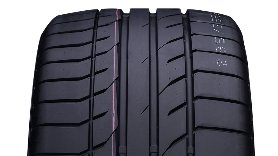 Pevná konstrukce, robustní středové žebro, připojené výstupky běhounu a asymetrická žebra běhounu zajišťují podélnou tuhost pneumatiky a omezují pohyb v běhounu. To znamená, že síly působící na řízení jsou přenášeny přímo na vozovku.