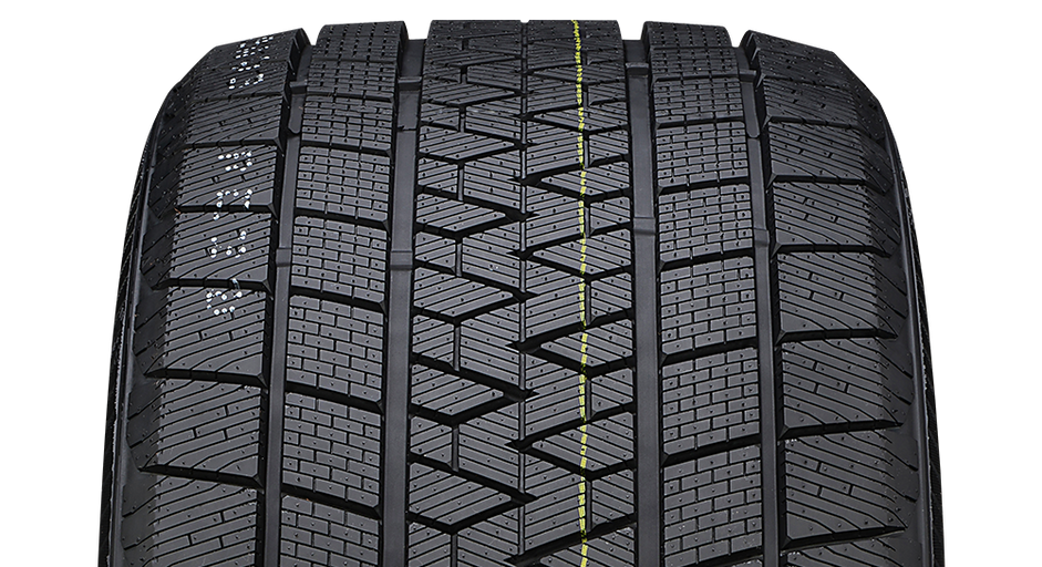 Tato pneumatika je směrová. Nabízí fantastický rozptyl vody a výjimečnou přilnavost díky svým jedinečným vlastnostem, mezi něž patří nadměrný počet lamel, které umožňují běhounu přizpůsobit se povrchu vozovky bez ohledu na podmínky.