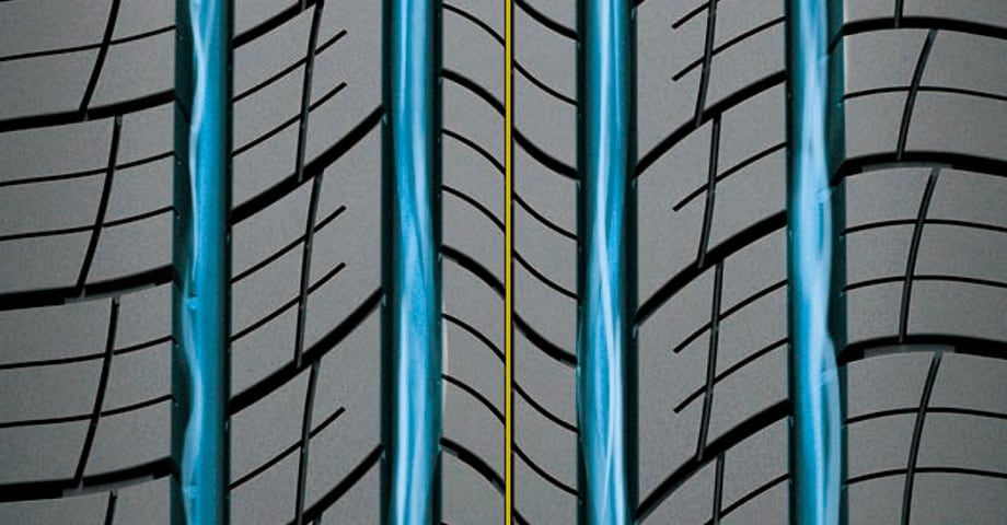 Výkon za mokra: 4 rovné drážky pro odvod vody, zvýšená odolnost proti aquaplaningu.