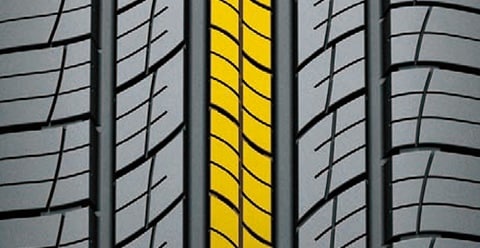 Extra tuhé středové žebro - tuhé středové bloky běhounu zajišťují přesné řízení.