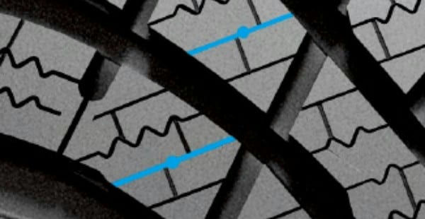 Drážka pro odvod vody umístěná v ramenním bloku zlepšuje výkon za mokra tím, že vytlačuje vodu z hlavní drážky..jpg