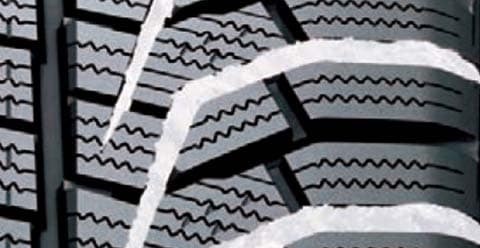 Záběrová drážka ve tvaru cepínu<br>
Drážky ve tvaru cepínu mají vynikající záběrové schopnosti na silnici i na sněhu díky optimalizaci úhlu bočních drážek.