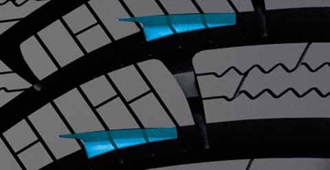 Technologie Grip Claw<br>
Zlepšuje trakci na sněhu použitím ostré 3D hrany.