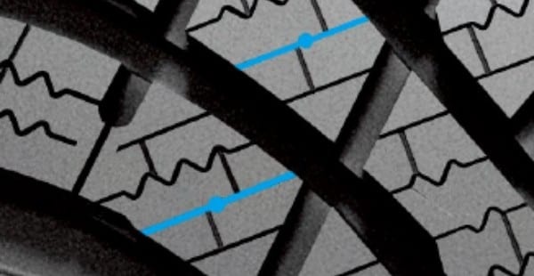 Drážka pro odvod vody umístěná v ramenním bloku zlepšuje výkon za mokra tím, že vytlačuje vodu z hlavní drážky.