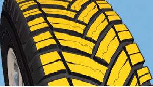 DEZÉN VE TVARU V S MASIVNÍMI BLOKY PRYŽE A ŠIROKÝMI DRÁŽKAMI