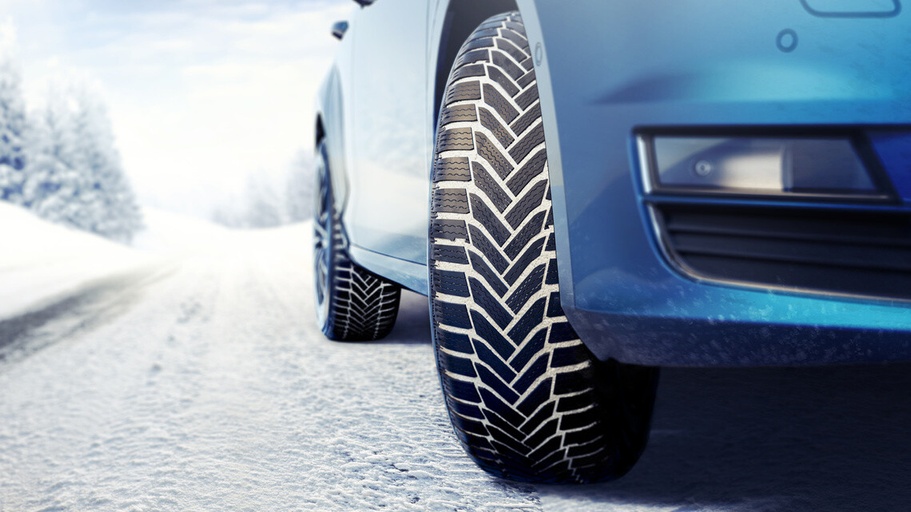 Technologie MICHELIN EverWinterGrip s vícevrstvou směsí pryže a vyvíjejícím se dezénem, na kterém se při opotřebovávání pneumatiky objevují nové drážky a stávající drážky se rozšiřují