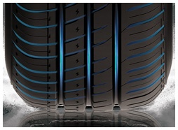 Tři široké podélné drážky a malé příčné drážky umístěné na bočních blocích účinně zlepšují přilnavost na mokru a brání hydroplaningu při vysokých rychlostech.