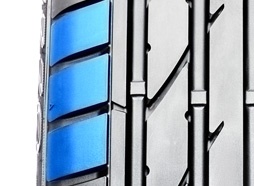 Široký ramenní blok běhounu s vysokým úhlem lamelami pro výkon v zatáčkách při vysokých rychlostech.