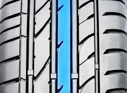 Konstrukce běhounu má pevné středové žebro pro vynikající stabilitu a citlivost na silnici.