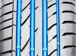 Mimořádně široké drážky pro lepší výkon na mokru<br>
a snížení hydroplaningu.