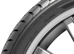 Speciální složení běhounu účinně zlepšuje jízdní vlastnosti za mokra a zlepšuje valivý odpor, čímž se zvyšuje úspora paliva.