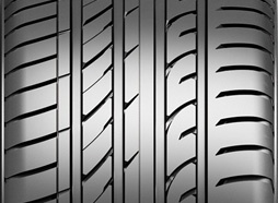 Asymetrický dezén se může pochlubit dvěma silnými stránkami: vnitřní bočnice umí odvádět vodu, čímž zvyšuje výkon na mokru, a vnější bočnice s velkými bloky běhounu zlepšuje přilnavost v zatáčkách.