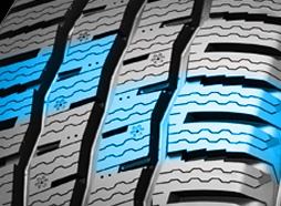 Odstupňované bloky běhounu zvyšují bezpečnost při jízdě a zároveň poskytují lepší trakci.