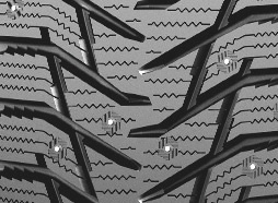 Směrový dezén běhounu a konstrukce lamel výrazně zlepšují odvod sněhu, břečky a vody.