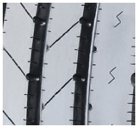 Mělká konstrukce běhounu snižuje valivý odpor a zlepšuje spotřebu paliva. úspory paliva.