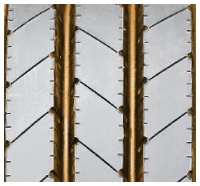 Unikátní drážky a lamely na stěně běhounu pomáhají snižovat nepravidelné opotřebení.