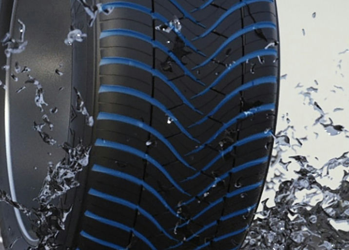 Směrový dezén s V-drážkami účinně odvádí ze styčné plochy nejen vodu, ale také sněhovou břečku. To je důležité zejména na začátku zimy, kdy je potřeba rychle se přizpůsobovat neustále se měnícím podmínkám na silnici.