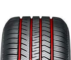 Čtyři obvodové drážky efektivně odvádějí vodu z pod dezénu, což zlepšuje brzdění na mokrých vozovkách.